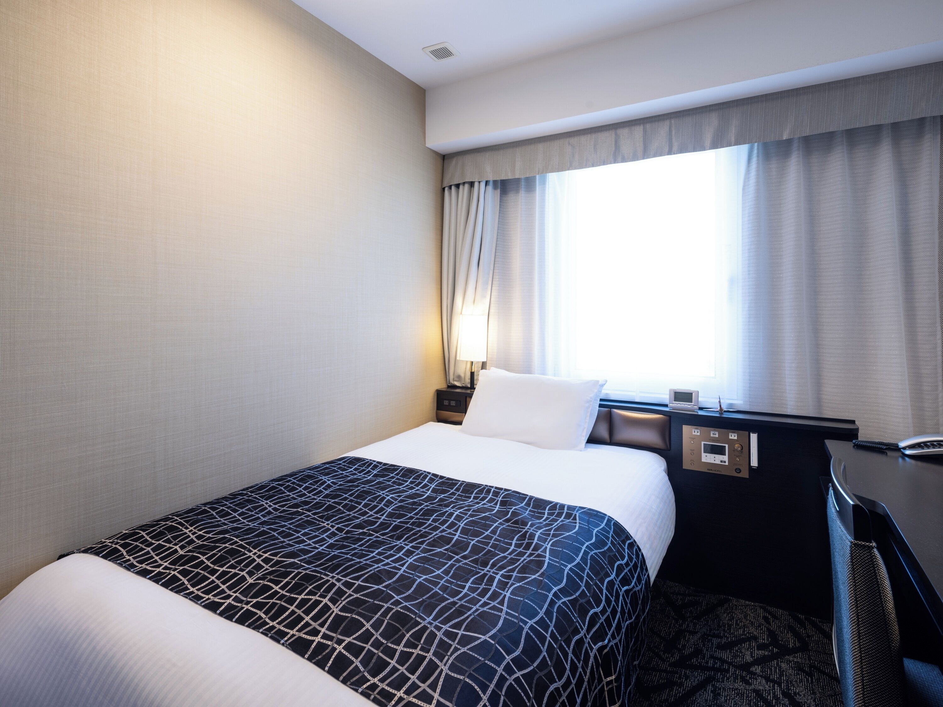 Escritorio, cortinas blackout, insonorización y wifi gratis 