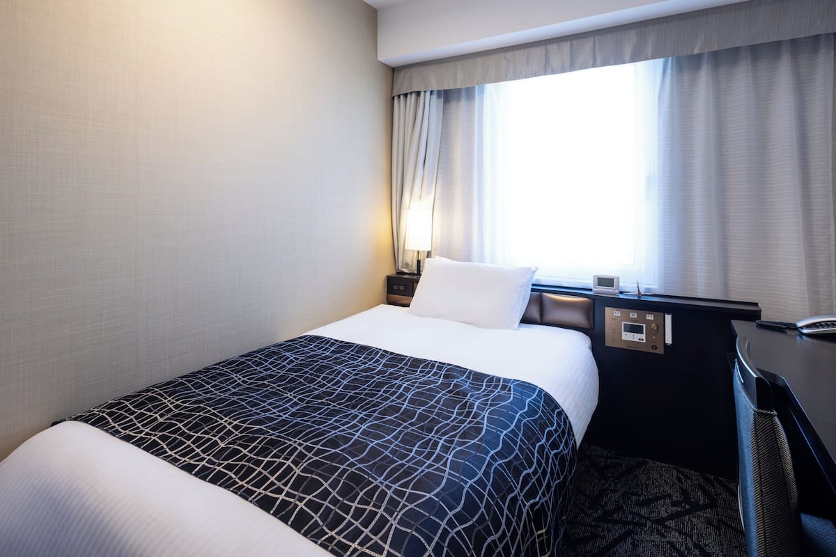 Desk, blackout drapes, soundproofing, free WiFi