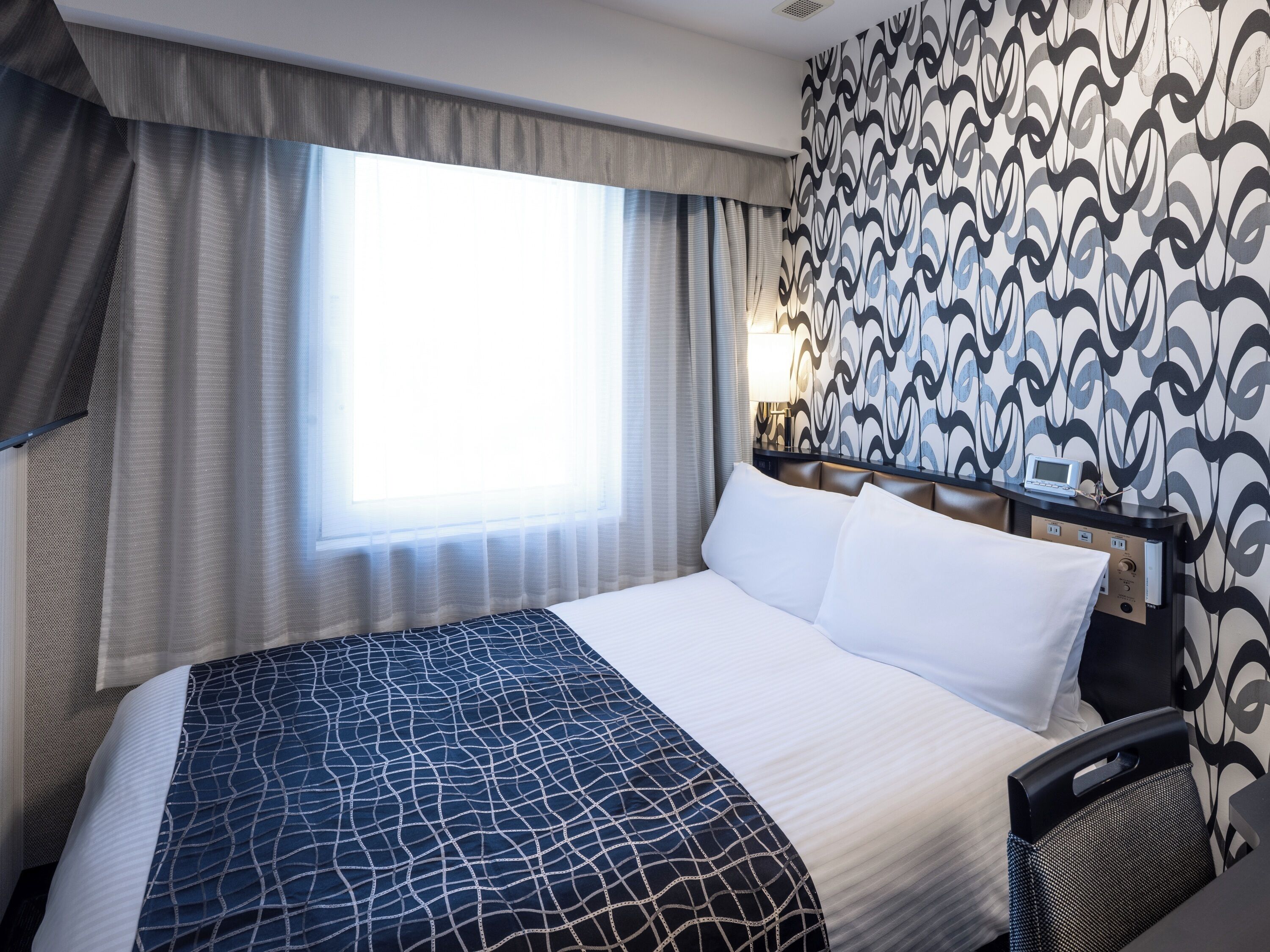 Escritorio, cortinas blackout, insonorización y wifi gratis 