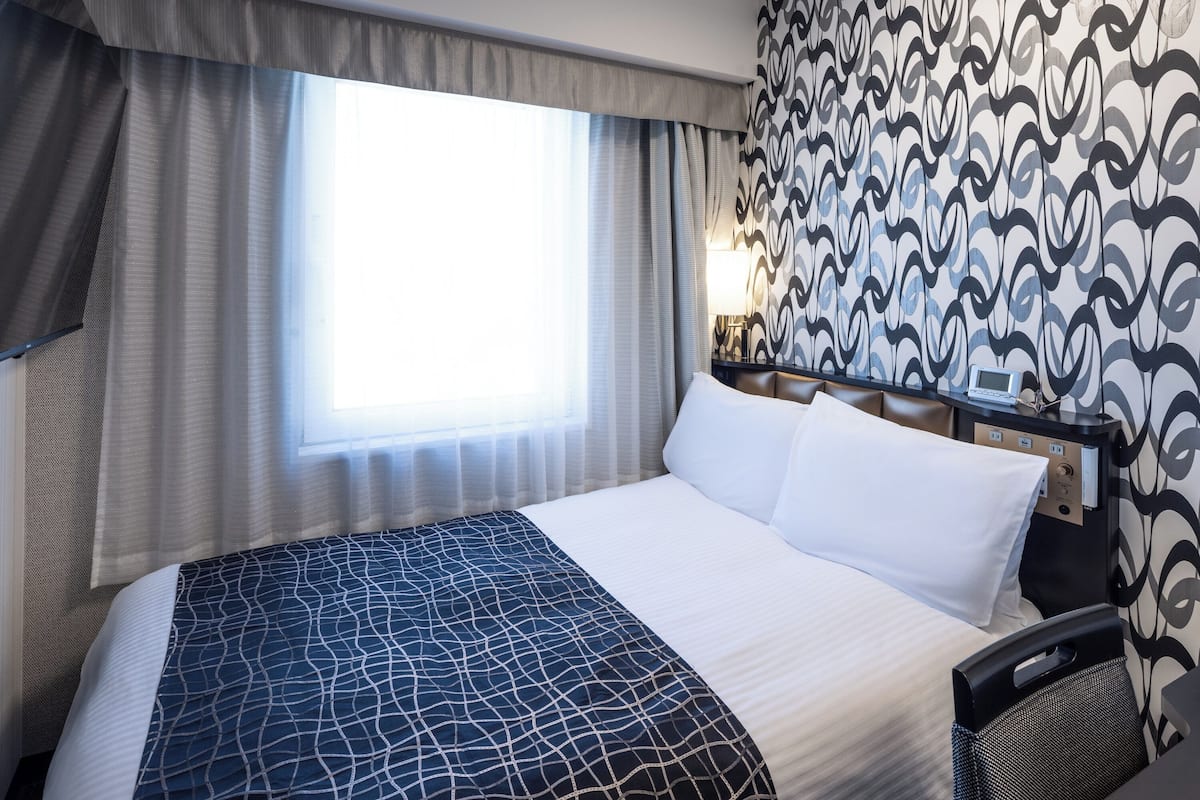 Desk, blackout drapes, soundproofing, free WiFi