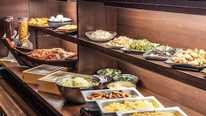 Ein Buffet mit verschiedenen Speisen, darunter Meeresfrüchte, Salate und Pasta.