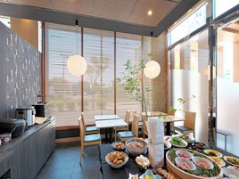 Daily buffet breakfast (JPY 1800 per person)