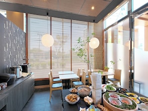 Petit déjeuner japonais (1200 JPY par personne)