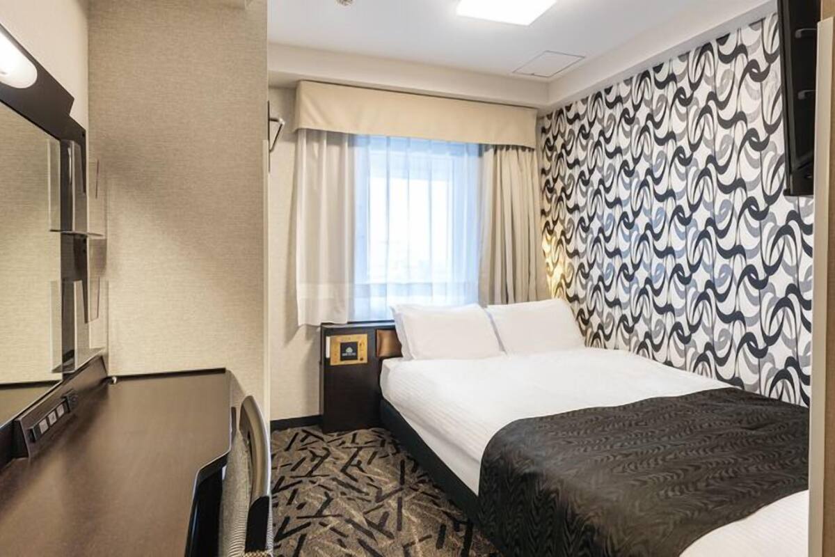 Escritorio, wifi gratis, ropa de cama