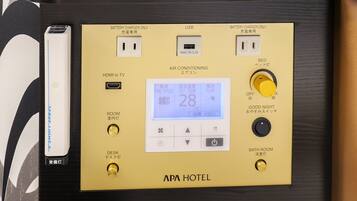 Un panel de control con pantalla digital, puerto USB y varios botones para la iluminación de la habitación y el escritorio, aire acondicionado y un modo noche agradable.
