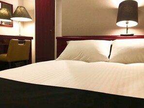 Escritorio, wifi gratis y ropa de cama