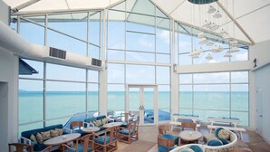 2 bares o lounges