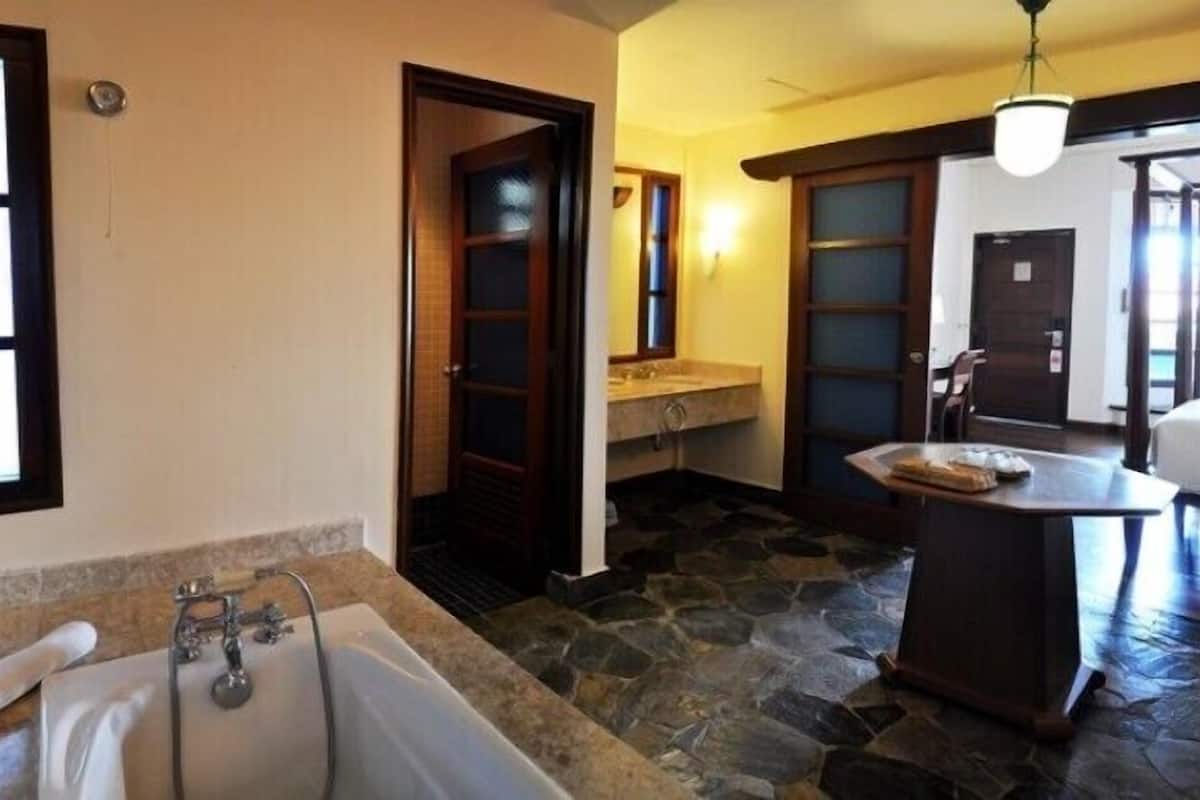 Minibar, coffres-forts dans les chambres, bureau