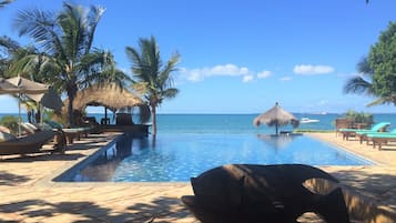 Piscina externa, guarda-sóis, espreguiçadeiras