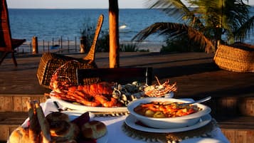 Petit-déjeuner, déjeuner et dîner servis sur place, vue sur la piscine