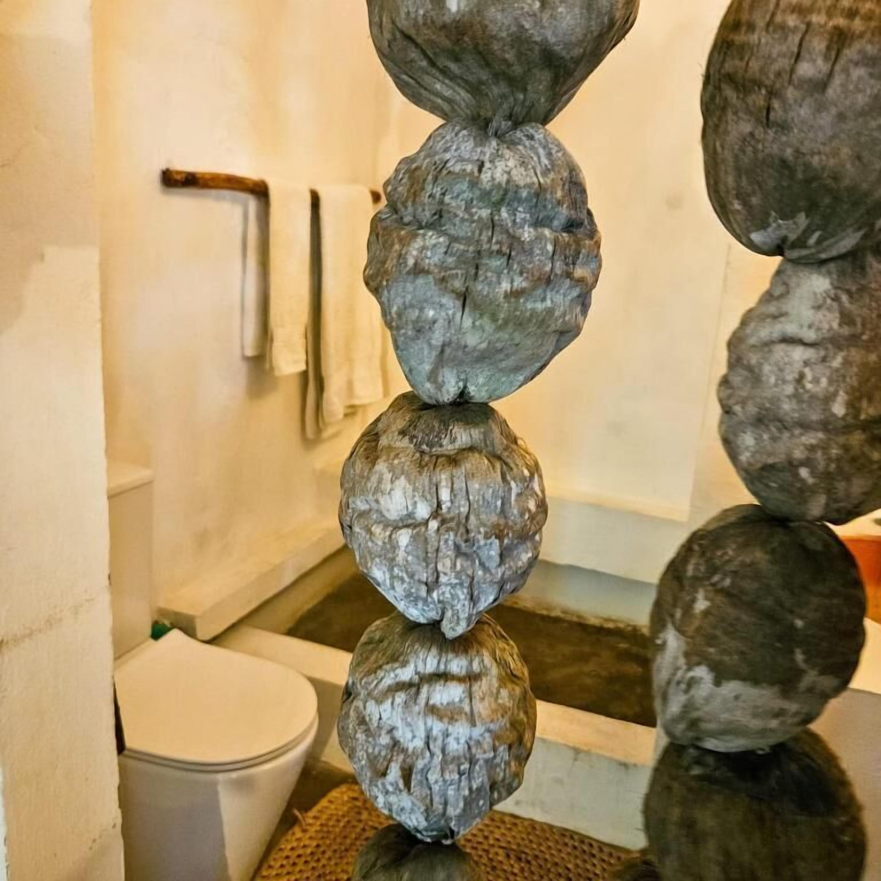 Une salle de bain avec une baignoire, des toilettes et un porte-serviettes.