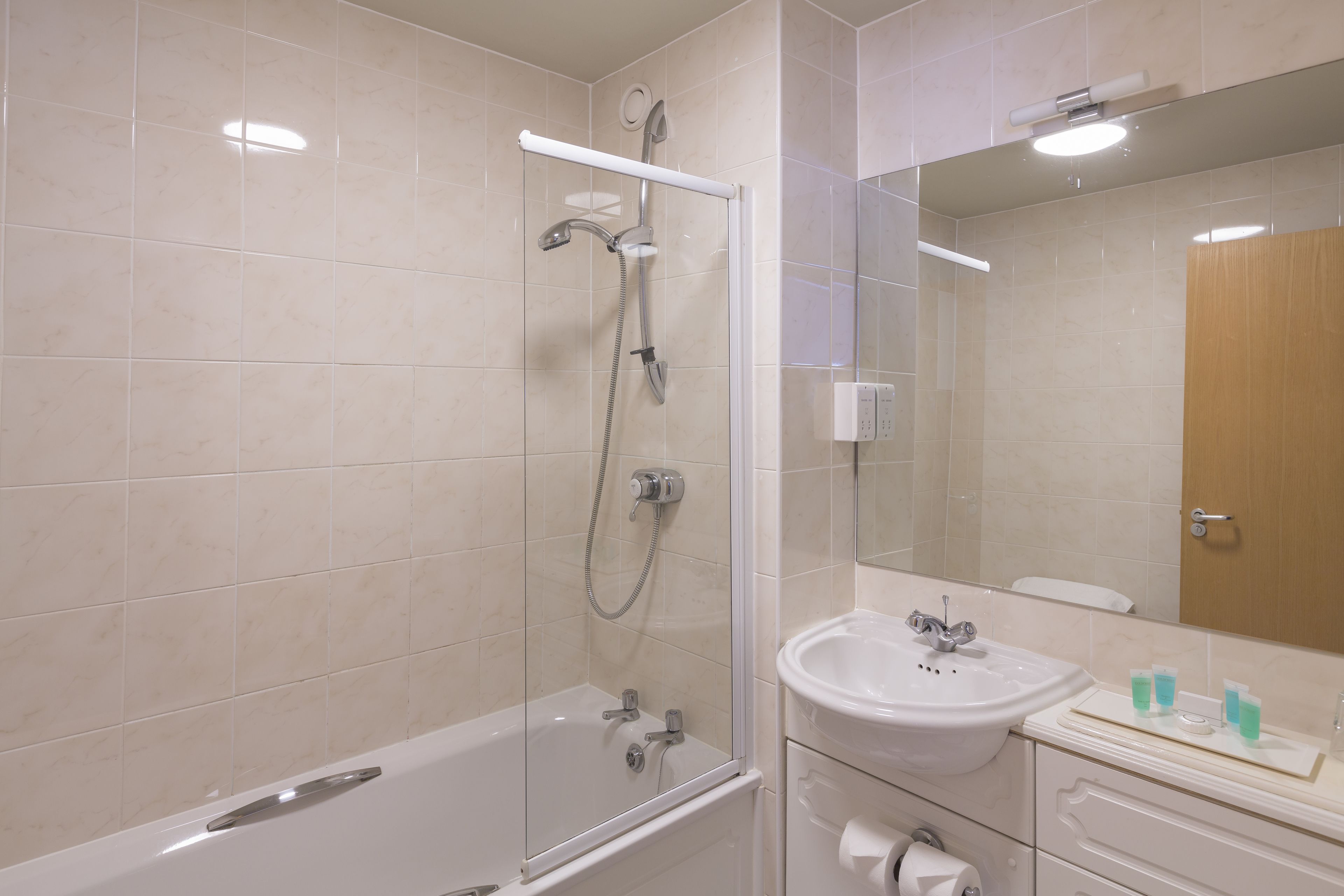 standard room, 1 double bed, non smoking, golf view | bathroom | combined shower/bathtub, free toiletries, hair dryer, towels