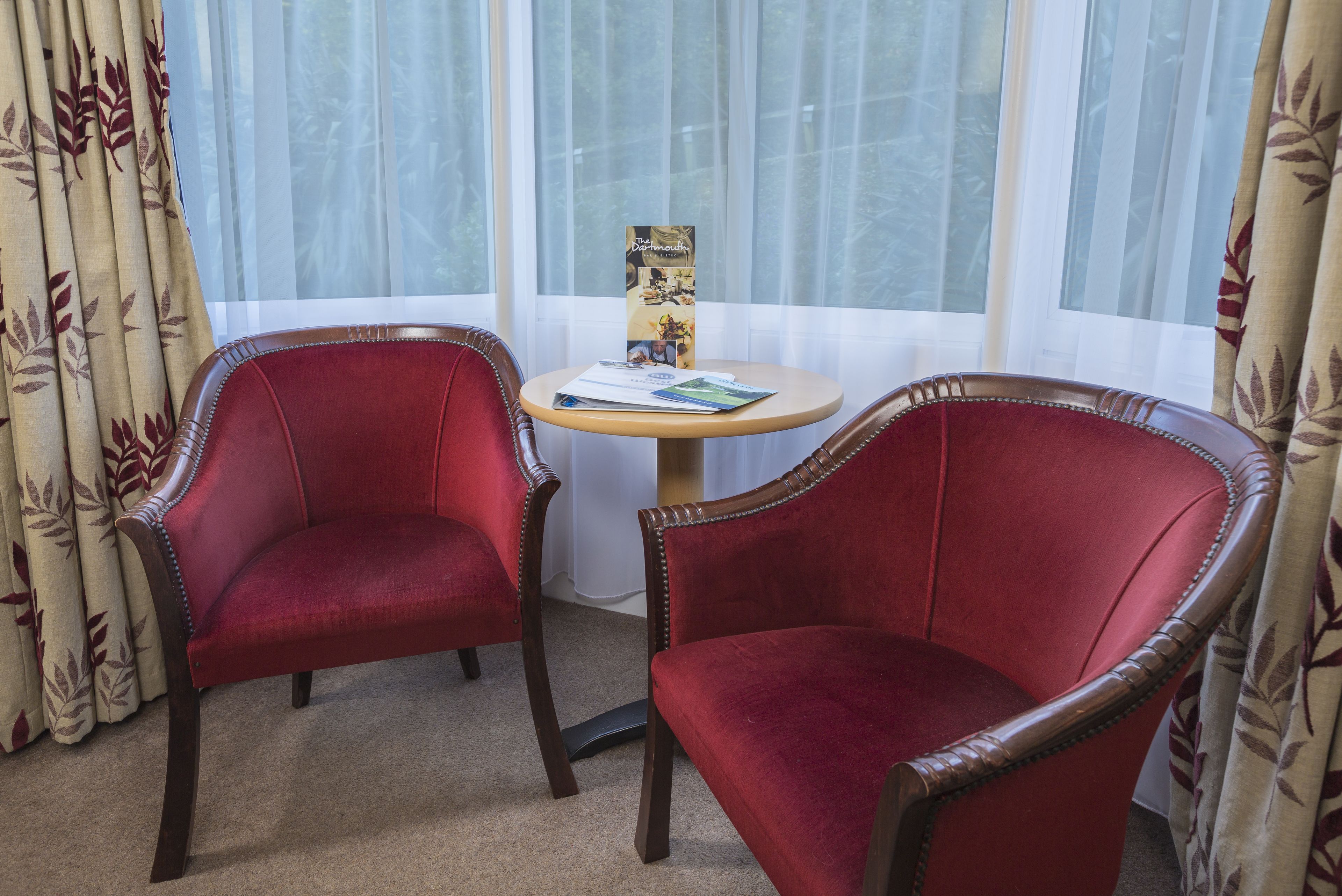 standard room, 2 single beds, non smoking, golf view | living area | flat-screen tv