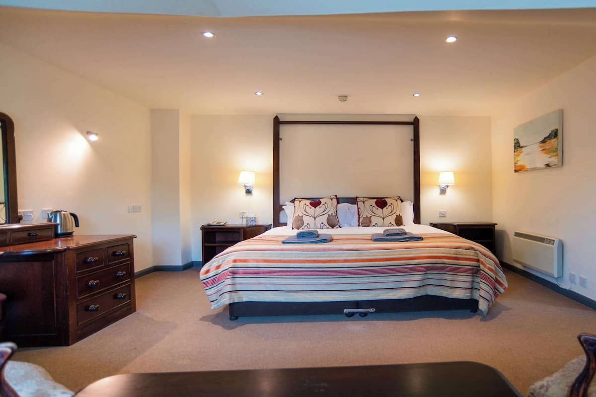 Suite, 1 kingsize bed, niet-roken | Lakens van Egyptisch katoen, luxe beddengoed, donzen dekbedden