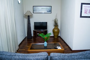 TV - Coconut Grove Regency Hotel (Accra)