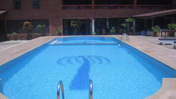 Hồ bơi ngoài trời