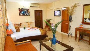 Phòng Suite, 1 giường đôi | Bàn, giường gấp/giường phụ (phụ phí)