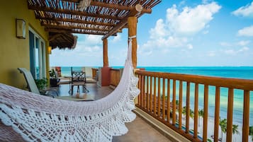 Three Bedroom Ocean Front | Terraza o patio