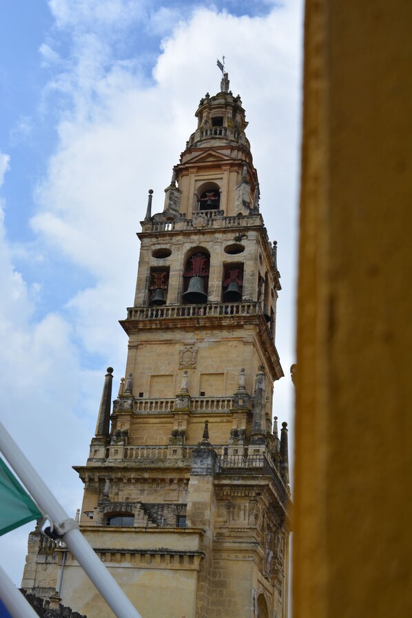 Una torre histórica con múltiples campanas y detalles arquitectónicos intrincados.