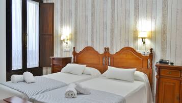 Habitació amb dos llits individuals, 2 llits individuals, no fumadors | Escriptori, wifi gratuïta i roba de llit