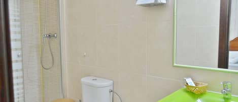 Un baño con inodoro, ducha y lavamanos.