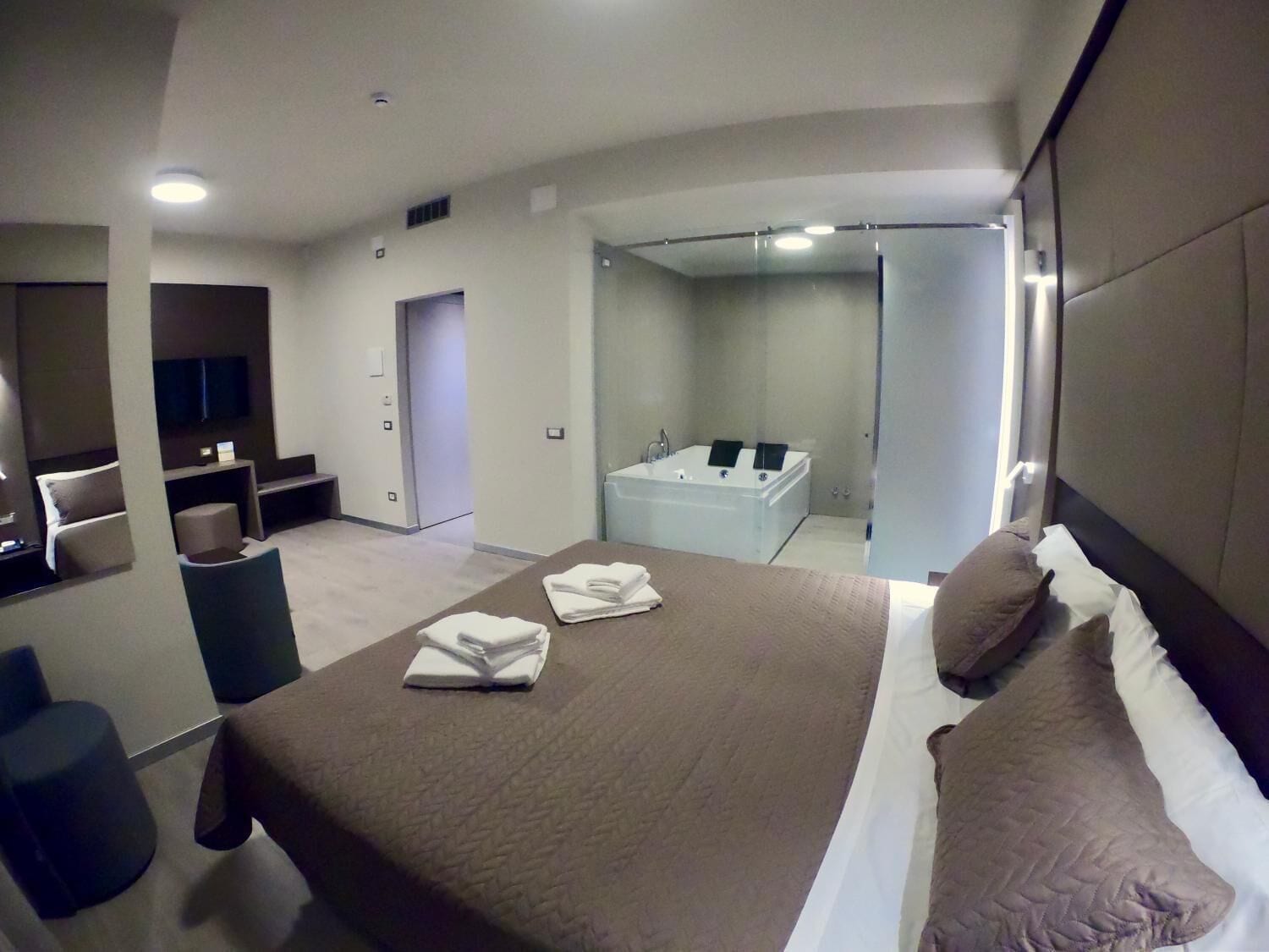 미니바, 객실 내 금고, 책상, 무료 WiFi