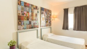 Twin Room, 2 Twin Beds, Shared Bathroom