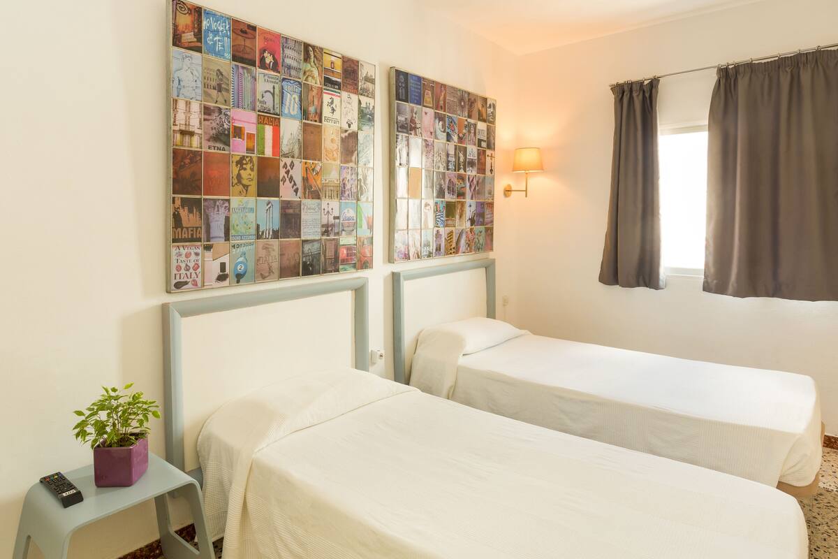 Zweibettzimmer, 2 Einzelbetten, Gemeinschaftsbad | Kostenloses WLAN, Bettwäsche