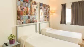 Habitació amb dos llits individuals, 2 llits individuals, bany compartit | Wifi gratuïta i roba de llit