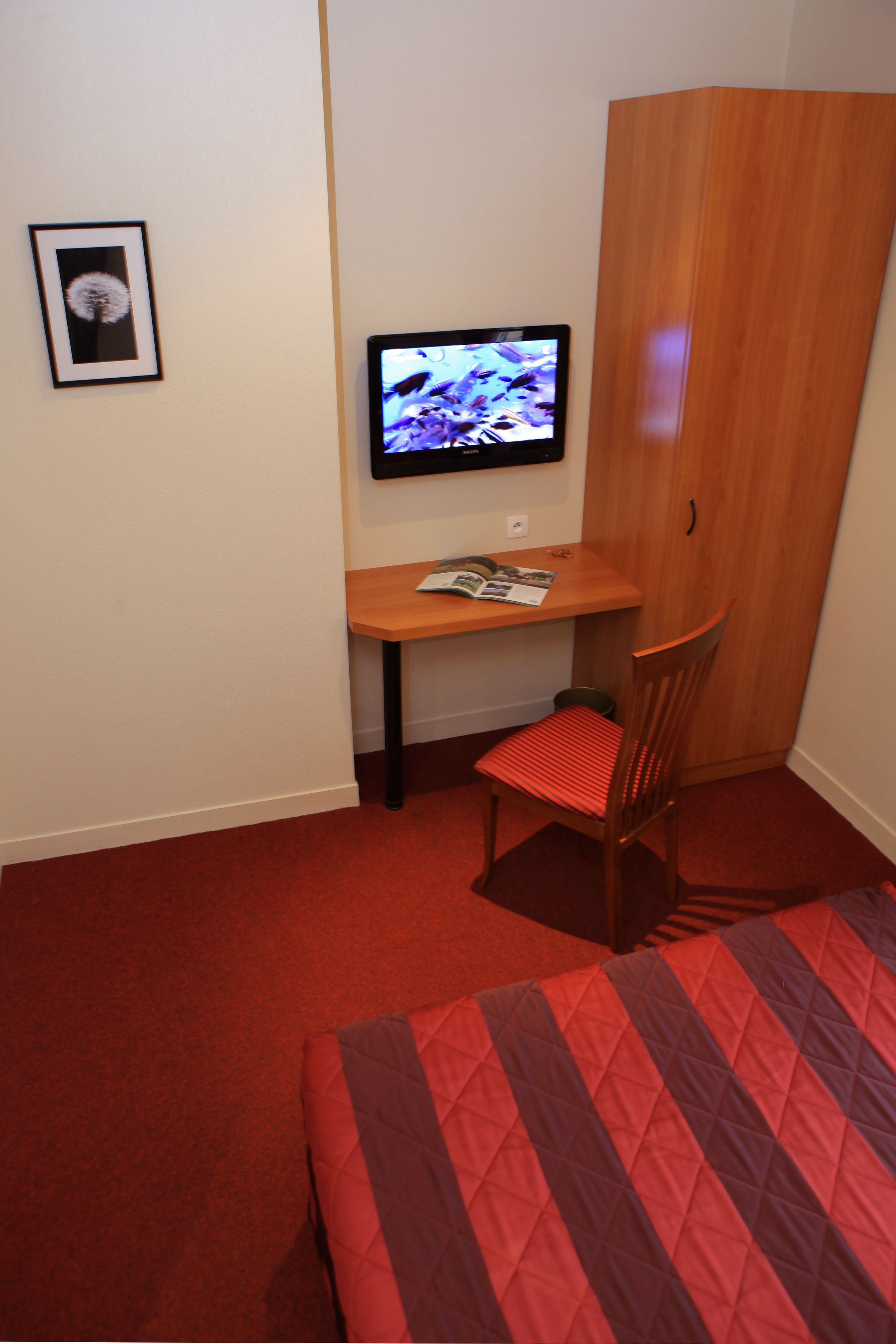 single room | premium bedding, individually decorated, desk, soundproofing