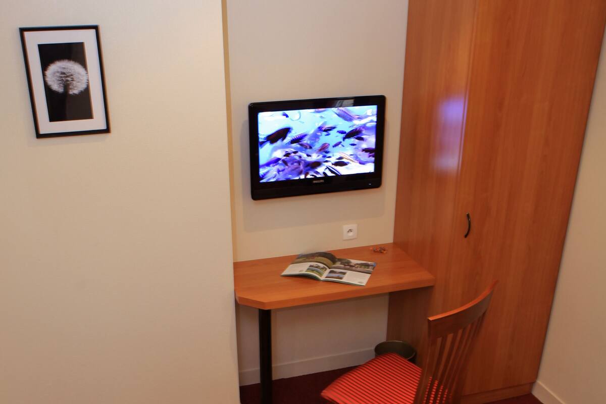 single room | premium bedding, individually decorated, desk, soundproofing