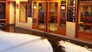 Un hôtel doté d’un bar appelé « La Consigne » et d’une enseigne bien visible indiquant qu’il s’agit d’un hôtel.