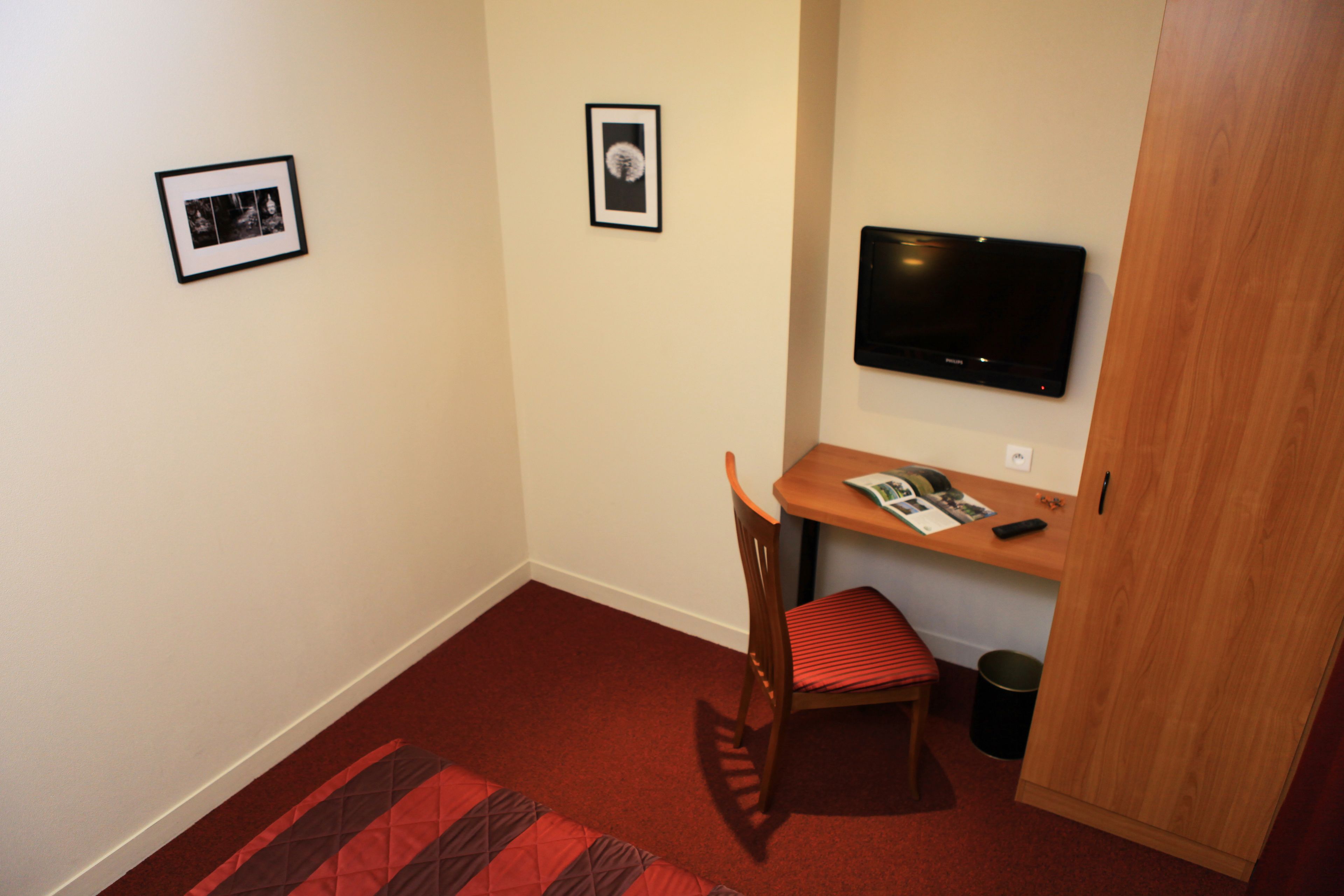 single room | premium bedding, individually decorated, desk, soundproofing