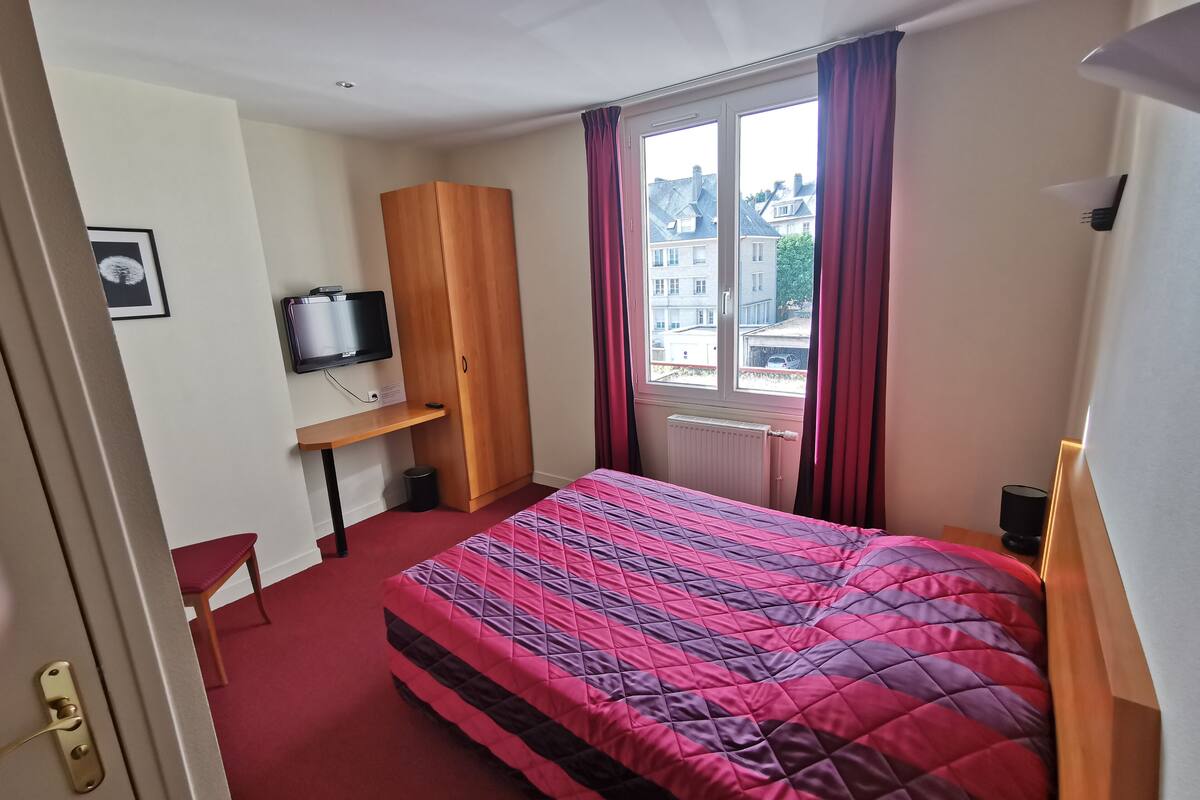 premium bedding, individually decorated, desk, soundproofing