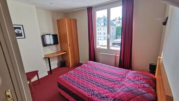 Premium bedding, individually decorated, desk, soundproofing