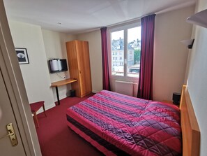 Premium bedding, individually decorated, desk, soundproofing - Hotel La Consigne (Caen)