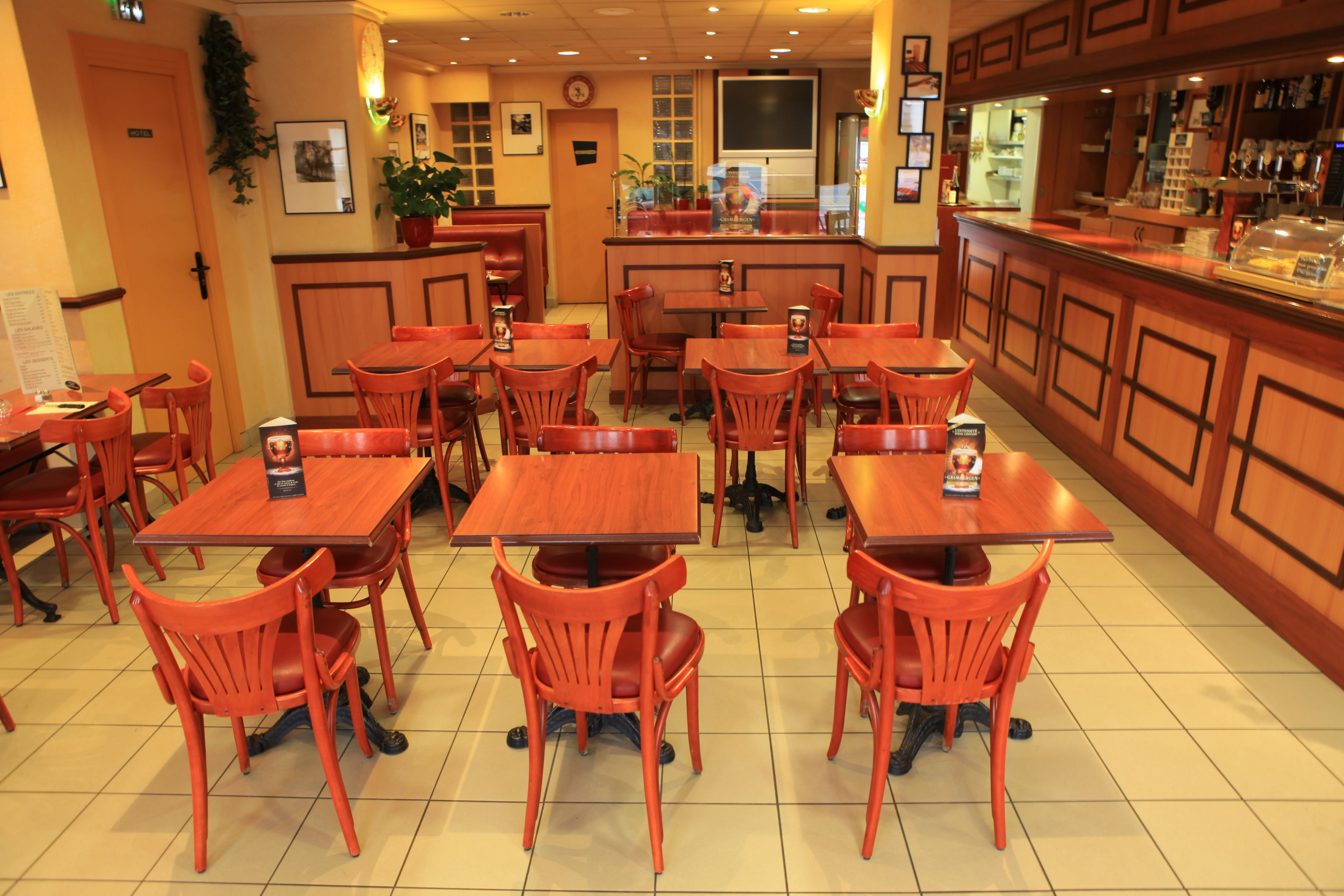 Continental breakfast on weekdays (EUR 8 per person)