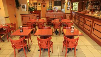 Continental breakfast on weekdays (EUR 8 per person)