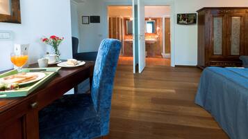 Tripla Junior, 1 letto queen con divano letto, bagno privato | Minibar, una cassaforte in camera, una scrivania, insonorizzazione