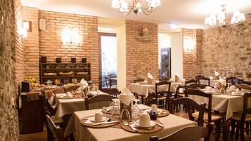 Bữa sáng buffet hàng ngày (12 EUR/mỗi người)