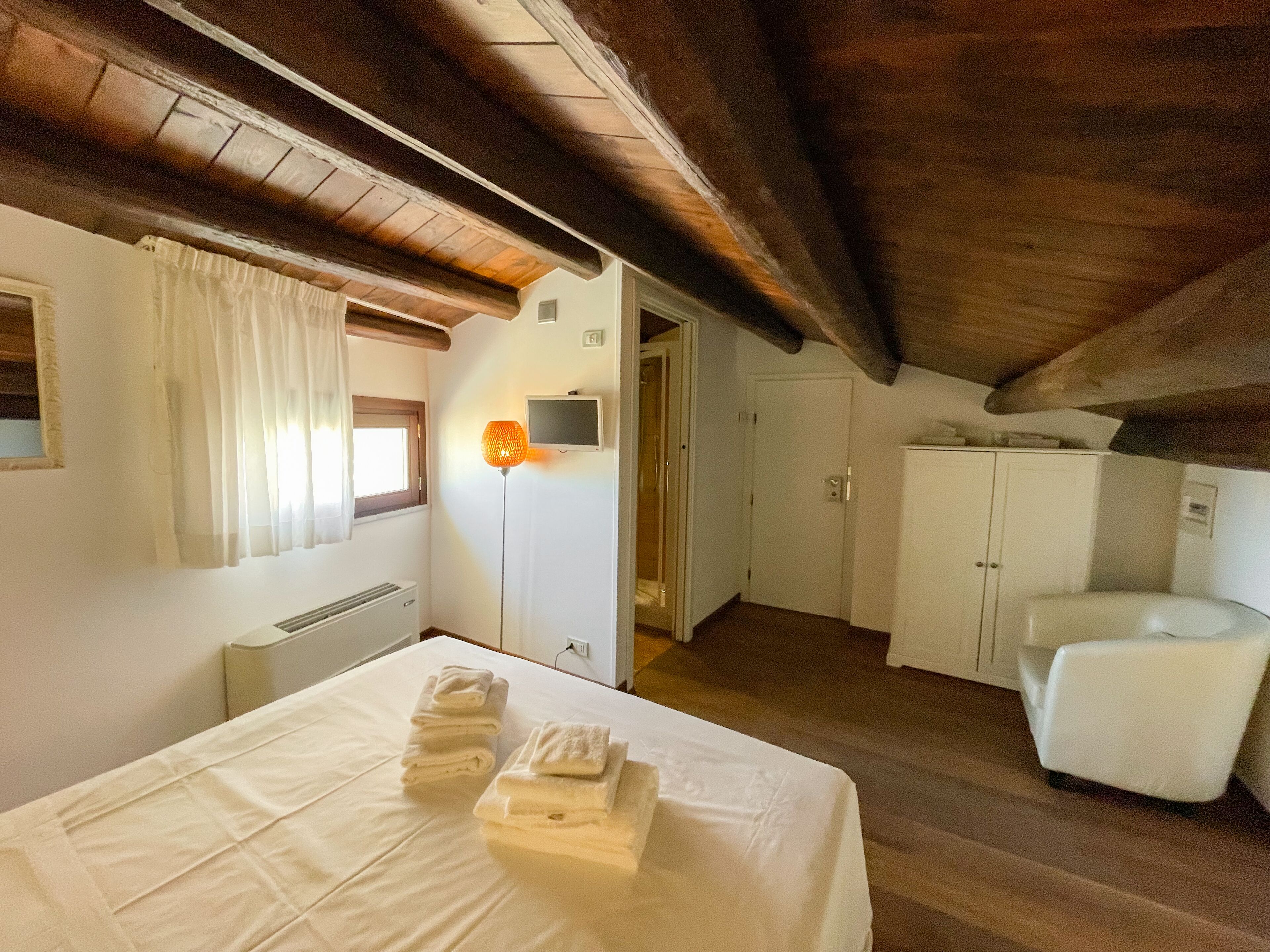 economy room | minibar, in-room safe, desk, soundproofing