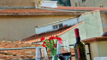 Camera panoramica, terrazzo, vista città | Minibar, una cassaforte in camera, una scrivania, insonorizzazione