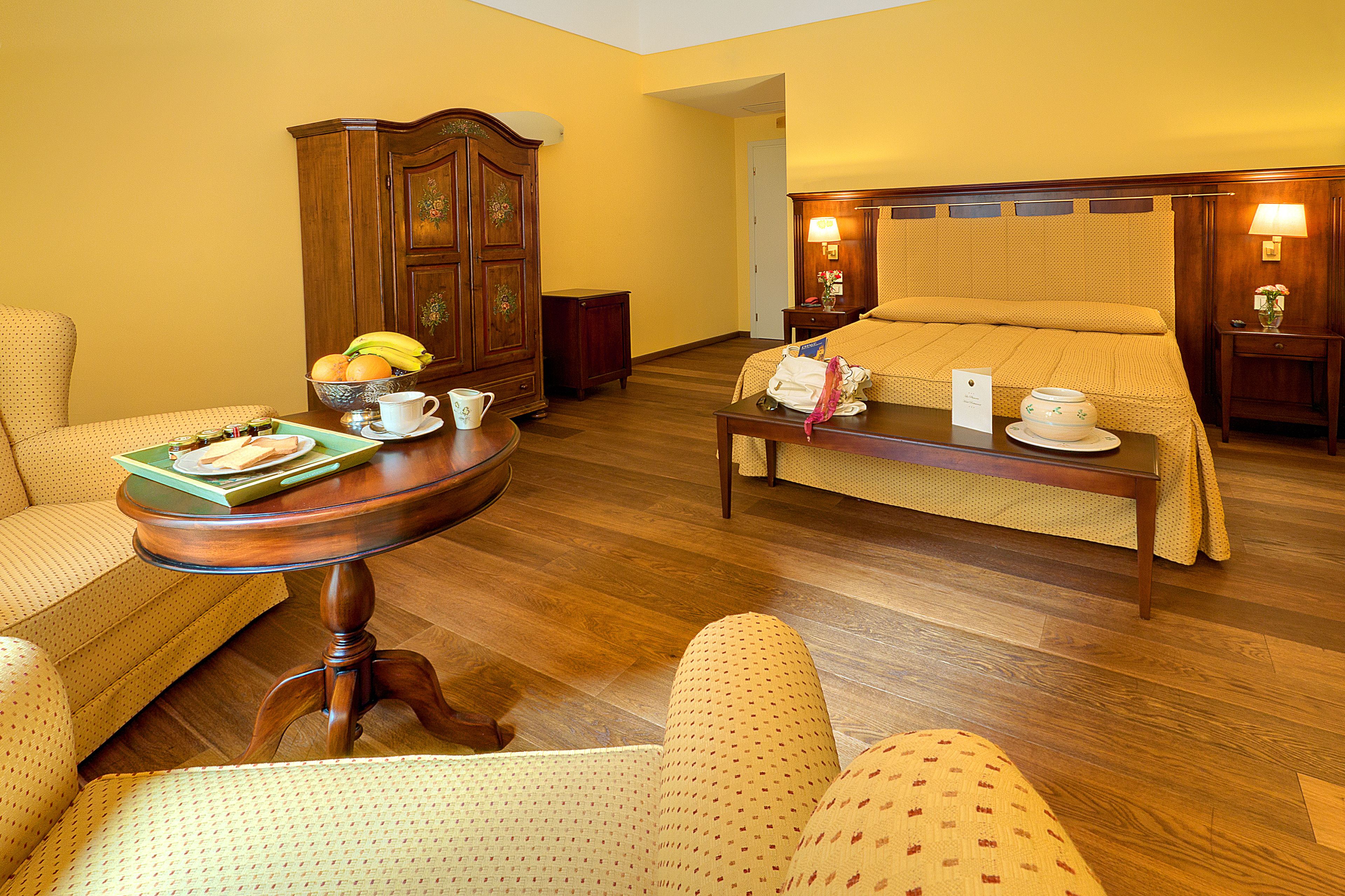 junior double room, multiple beds | minibar, in-room safe, desk, soundproofing