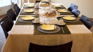 تناول الطعام داخل الغرفة