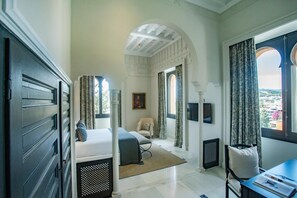 Minibar, in-room safe, individually decorated, individually furnished - Castillo de Santa Catalina (Malaga)