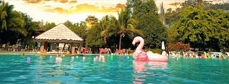 Una piscina al aire libre