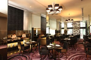 2 restoran, melayani sarapan, makan siang; sajian masakan India