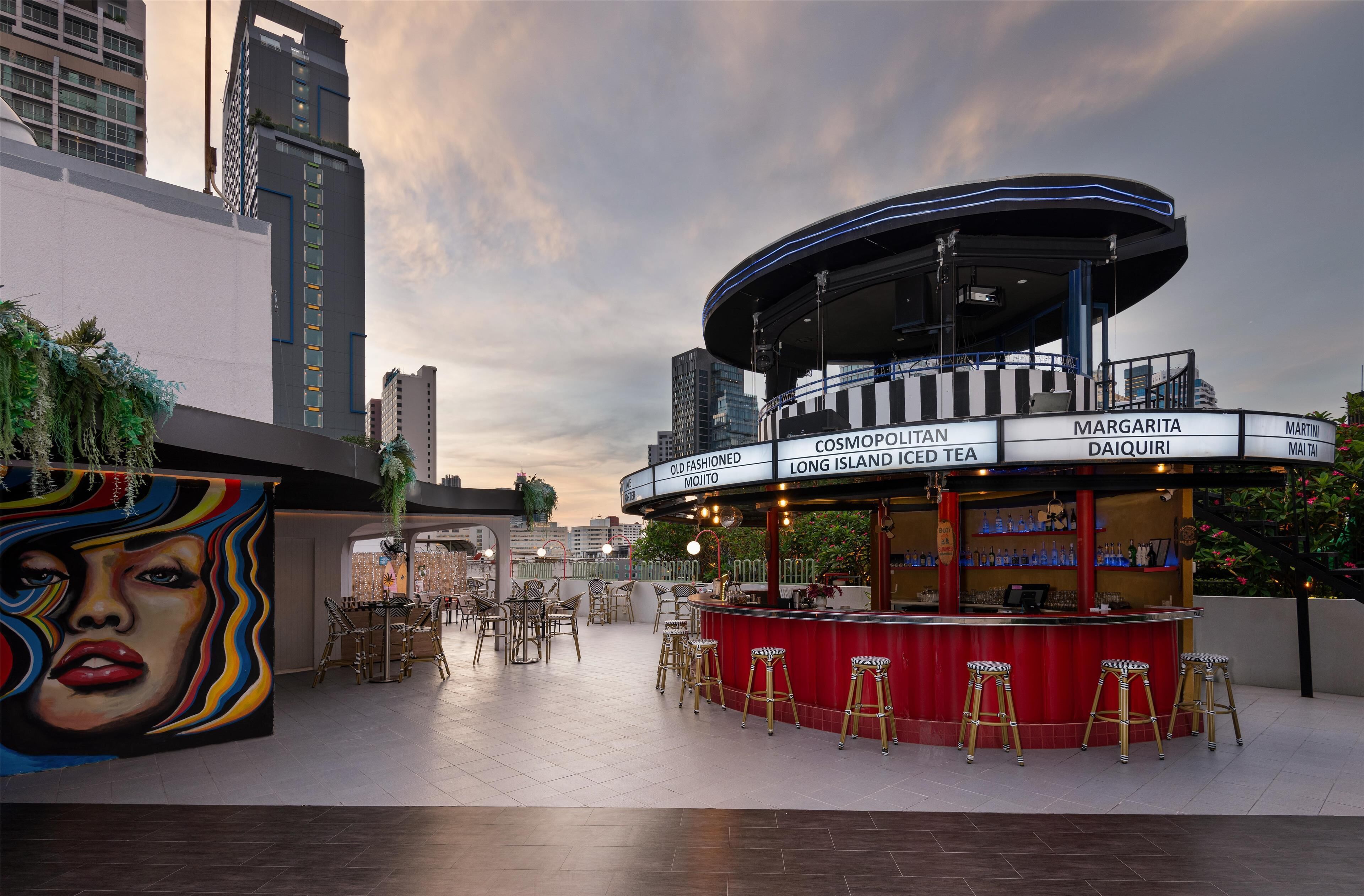 2 bars/lounges, lobby lounge, rooftop bar