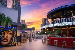 2 bares, 1 salón en el vestíbulo y 1 bar en la azotea