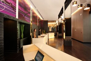 Reception - Radisson Suites Bangkok Sukhumvit (Bangkok)